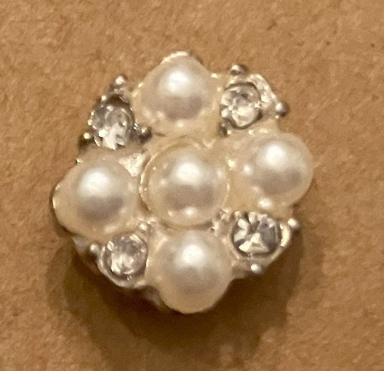Pearl earrings with clear stones