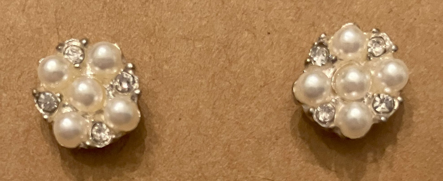 Pearl earrings with clear stones